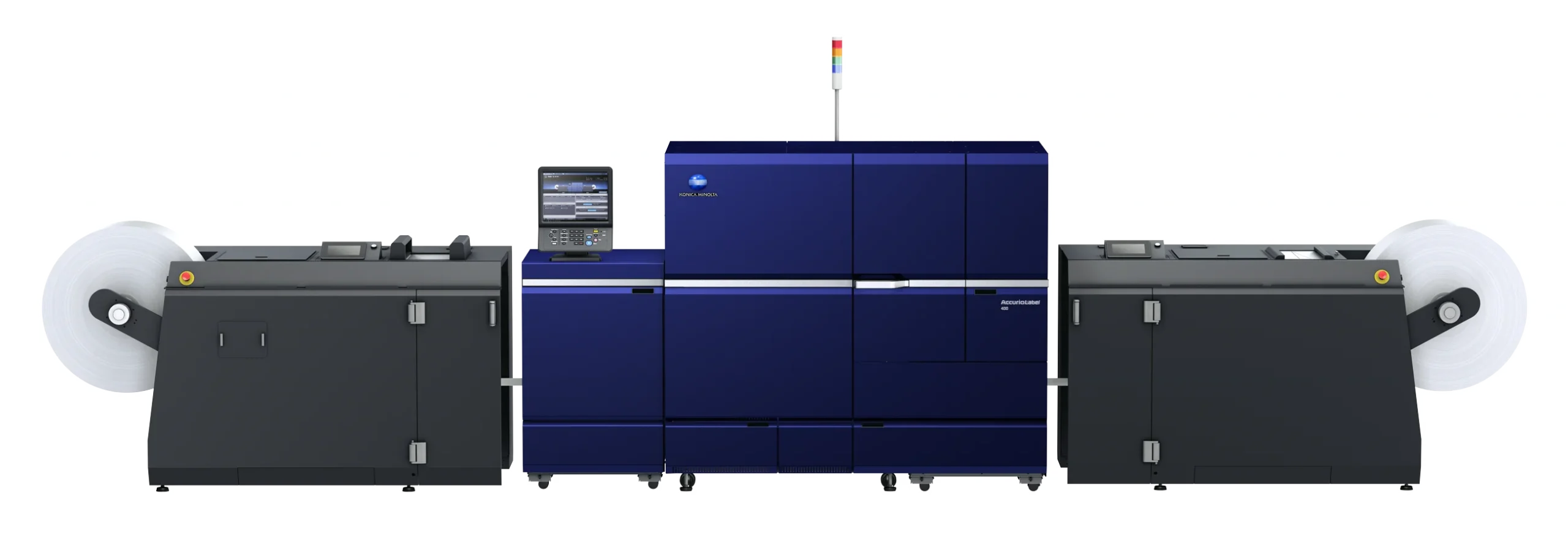 Frontansicht der Konica Minolta AccurioLabel 400: rechts der Abwickler mit Materialrolle, in der Mitte das blaue Druckwerk mit Touch-Bedienfeld, links der Aufwickler