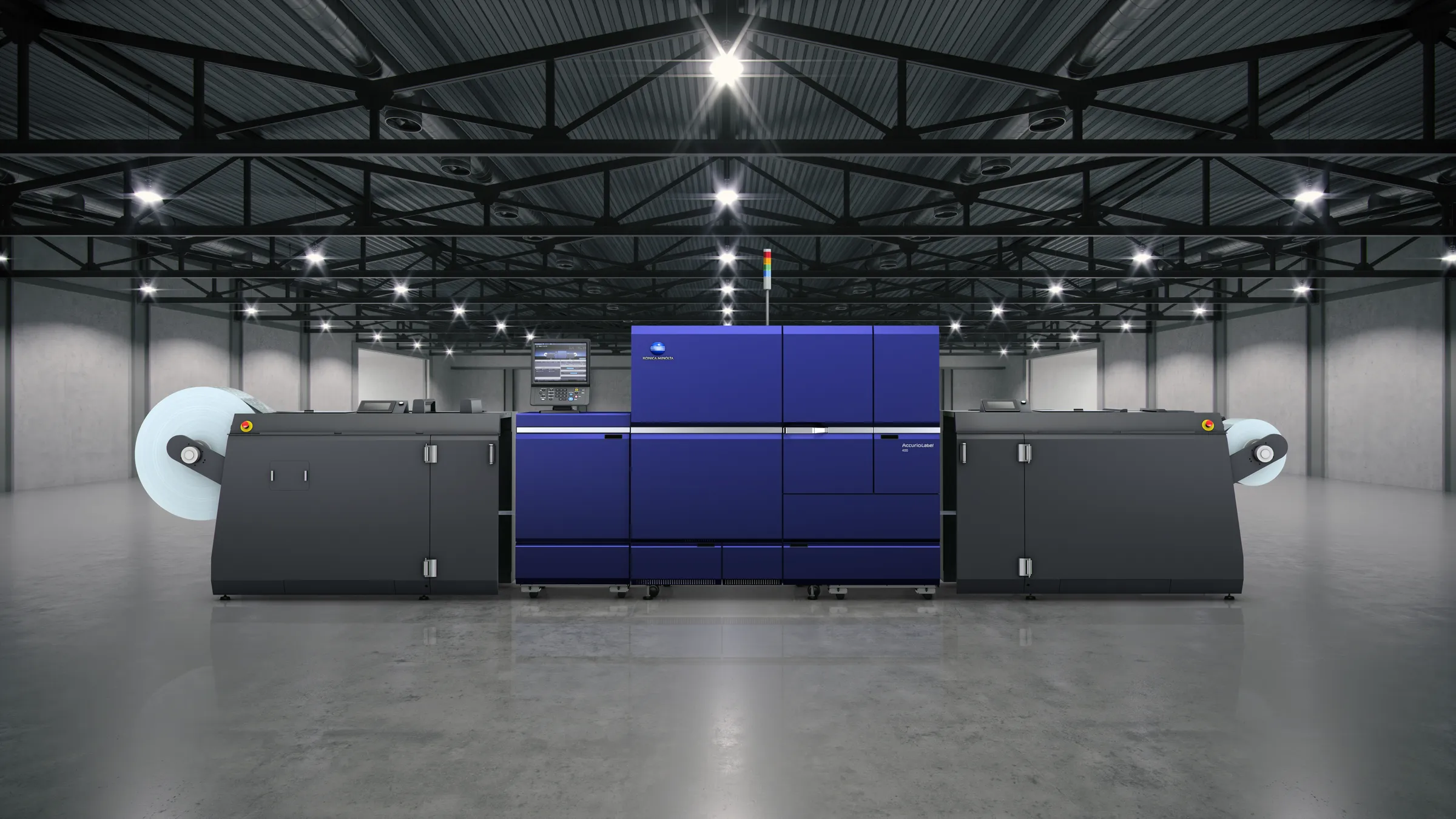 Konica Minolta AccurioLabel 400 in einer Produktionshalle, frontal: links und rechts die Wickler mit Materialrollen, in der Mitte das blaue Druckwerk