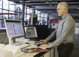 Bediener am Farbmanagement-Arbeitsplatz einer Canon imagePRESS
