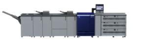 AccurioPress C7100 mit Papierzufuhr und Finisher