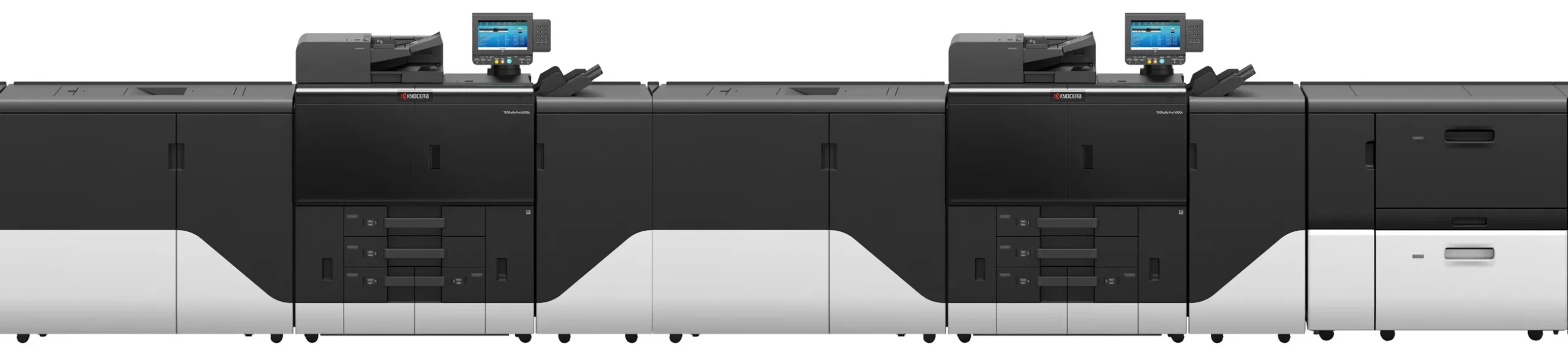 Darstellung eines TASKalfa Pro Tandem: zwei Druckwerke der TASKalfa Pro 15000c hintereinander, jeweils mit Glättungseinheit, rechts das Papiermagazin
