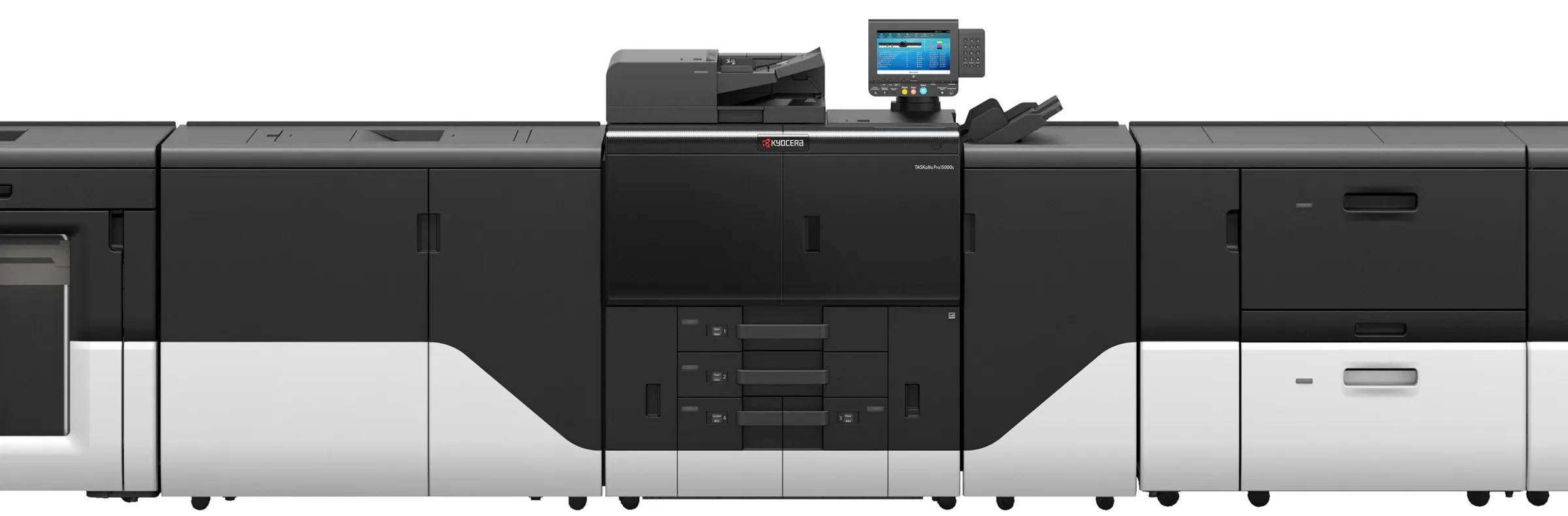 Kyocera TASKalfa Pro 15000c in Frontansicht: in der Mitte das Druckwerk mit Scanner und Touch-Bedienfeld, links Glättungseinheit, rechts Übergabe und Papiermagazin