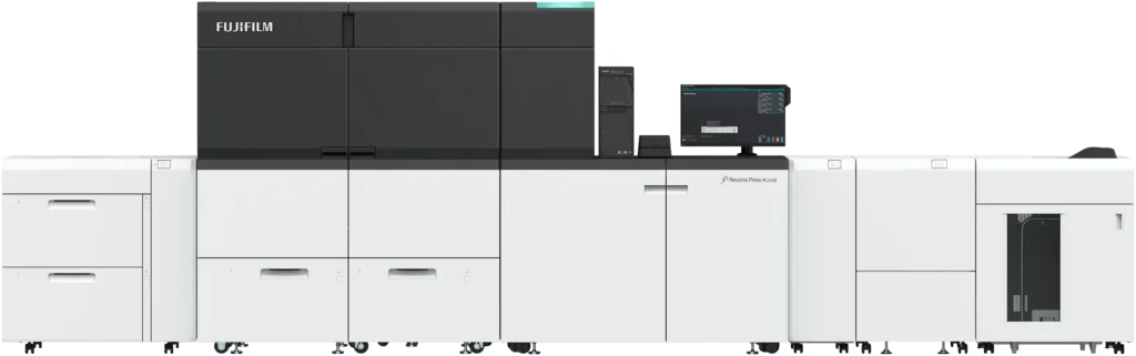 Fujifilm Revoria Press PC2120 in Frontansicht mit Anleger und Stapler
